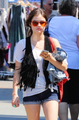 AT_THE_FLEA_MARKET_11-09-2011_06.jpg