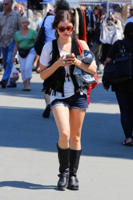 AT_THE_FLEA_MARKET_11-09-2011_07.jpg
