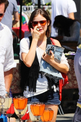 AT_THE_FLEA_MARKET_11-09-2011_09.jpg