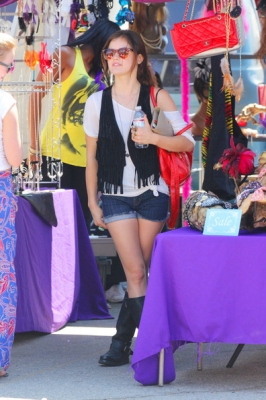 AT_THE_FLEA_MARKET_11-09-2011_22.jpg