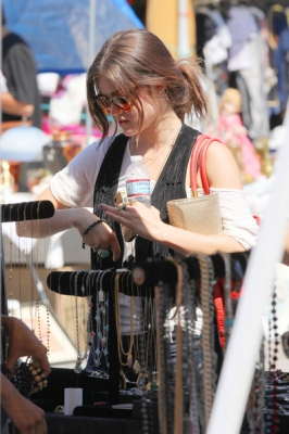 AT_THE_FLEA_MARKET_11-09-2011_24.jpg