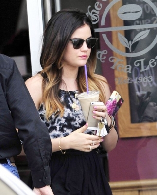 LEAVING_THE_COFFEE_BEAN___TEA_LEAF_IN_LOS_ANGELES_20-03-2014_01.jpg