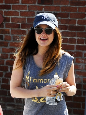 LEAVING_THE_GYM_IN_LOS_ANGELES_21-03-2014_11.jpg