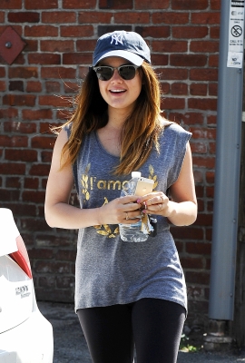 LEAVING_THE_GYM_IN_LOS_ANGELES_21-03-2014_26.jpg