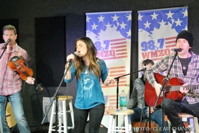987wmzq220114-002.jpg