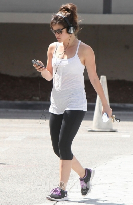 JoggingInHollywoodMar28th2012-008.jpg