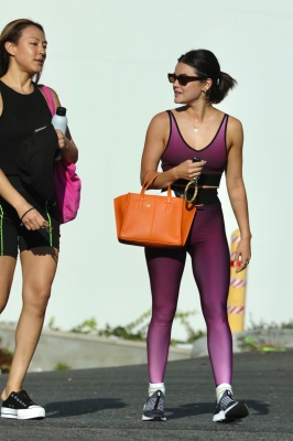 LeavesaYogaClassWithAFriend-021.jpg