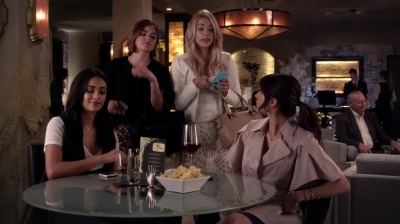 Pretty_Little_Liars_S06E11_Of_Late_I_Think_of_Rosewood_720p_WEB-DL_DD5_1_H_264-NTb_1721.jpg