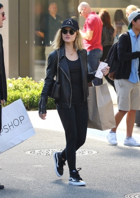 ShoppingatTheGroveLAApr1st-002.jpg