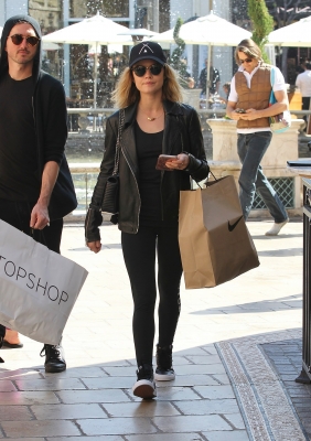 ShoppingatTheGroveLAApr1st-003.jpg