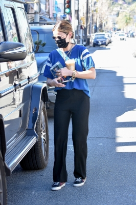atstarbucksinstudiocity_220221-008.jpg
