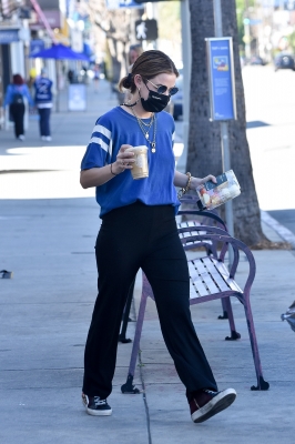 atstarbucksinstudiocity_220221-011.jpg
