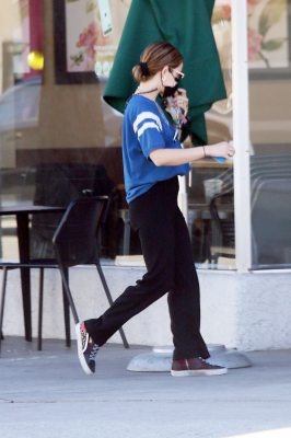 atstarbucksinstudiocity_220221-042.jpg