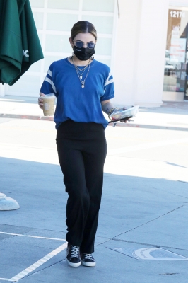 atstarbucksinstudiocity_220221-049.jpg