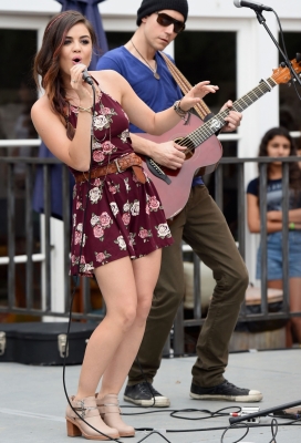 hollisterhouse030814-012.jpg