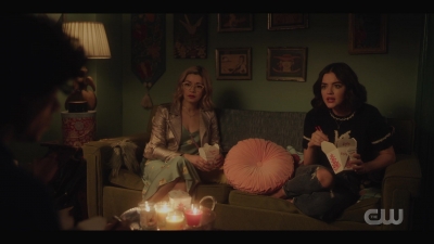 katy_keene_s01e01_1080p_web_h264-xlf_1843.jpg