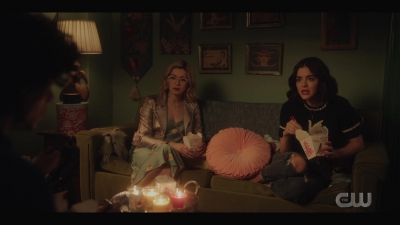 katy_keene_s01e01_1080p_web_h264-xlf_1844.jpg