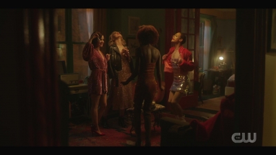 katy_keene_s01e01_1080p_web_h264-xlf_2105.jpg