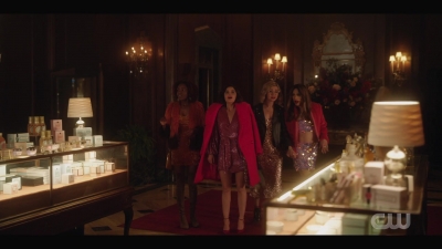 katy_keene_s01e01_1080p_web_h264-xlf_2110.jpg