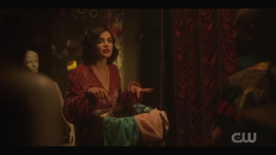 katy_keene_s01e01_1080p_web_h264-xlf_2176.jpg