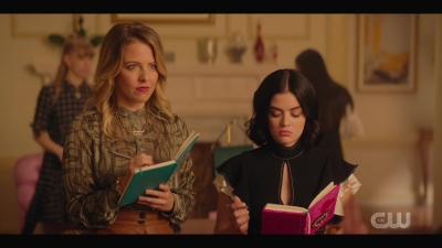 katy_keene_s01e04_internal_1080p_web_h264-hillary_0394.jpg