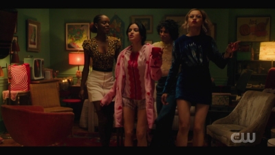 katy_keene_s01e04_internal_1080p_web_h264-hillary_0814.jpg