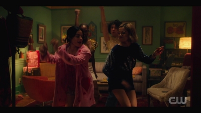 katy_keene_s01e04_internal_1080p_web_h264-hillary_0819.jpg