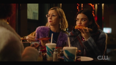 katy_keene_s01e04_internal_1080p_web_h264-hillary_1721.jpg