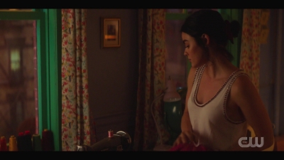 katy_keene_s01e04_internal_1080p_web_h264-hillary_2442.jpg