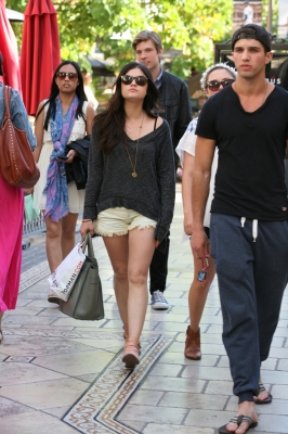 shoppingwh110412-001.jpg