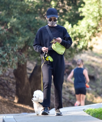 walkingla040221-030.jpg