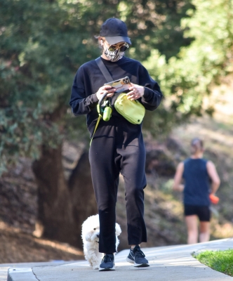 walkingla040221-031.jpg