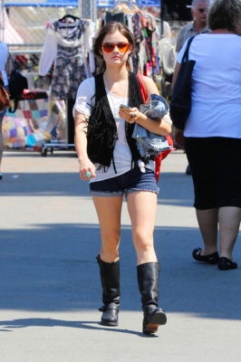 AT_THE_FLEA_MARKET_11-09-2011_04.jpg