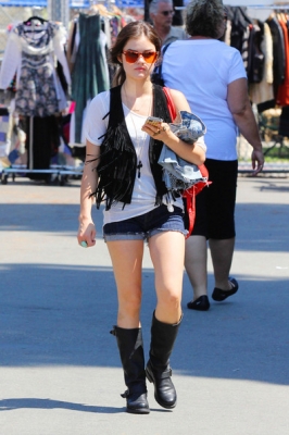 AT_THE_FLEA_MARKET_11-09-2011_05.jpg