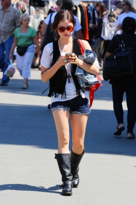 AT_THE_FLEA_MARKET_11-09-2011_08.jpg