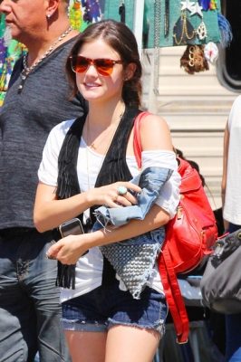 AT_THE_FLEA_MARKET_11-09-2011_11.jpg