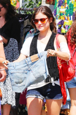 AT_THE_FLEA_MARKET_11-09-2011_13.jpg
