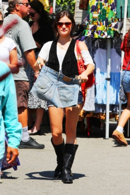 AT_THE_FLEA_MARKET_11-09-2011_14.jpg