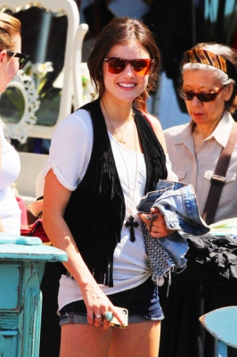 AT_THE_FLEA_MARKET_11-09-2011_16.jpg