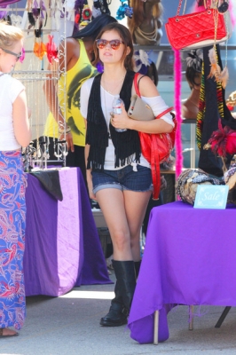 AT_THE_FLEA_MARKET_11-09-2011_23.jpg