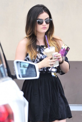 LEAVING_THE_COFFEE_BEAN___TEA_LEAF_IN_LOS_ANGELES_20-03-2014_03.jpg