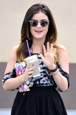 LEAVING_THE_COFFEE_BEAN___TEA_LEAF_IN_LOS_ANGELES_20-03-2014_04.jpg