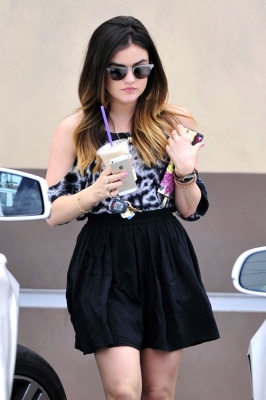 LEAVING_THE_COFFEE_BEAN___TEA_LEAF_IN_LOS_ANGELES_20-03-2014_06.jpg