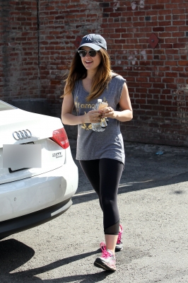 LEAVING_THE_GYM_IN_LOS_ANGELES_21-03-2014_05.jpg