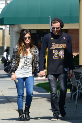 Lucy_and_Joel_Crouse_in_Los_Angeles_23-06-2014_09.jpg