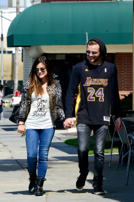Lucy_and_Joel_Crouse_in_Los_Angeles_23-06-2014_23.jpg