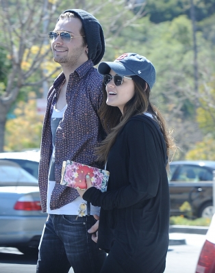Lucy_and_Joel_Crouse_in_Los_Angeles_28-04-2014_01.jpg