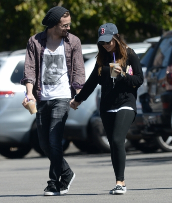 Lucy_and_Joel_Crouse_in_Los_Angeles_28-04-2014_02.jpg