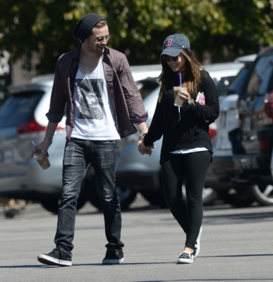 Lucy_and_Joel_Crouse_in_Los_Angeles_28-04-2014_03.jpg