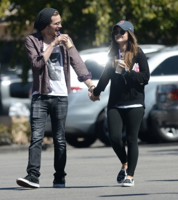 Lucy_and_Joel_Crouse_in_Los_Angeles_28-04-2014_04.jpg